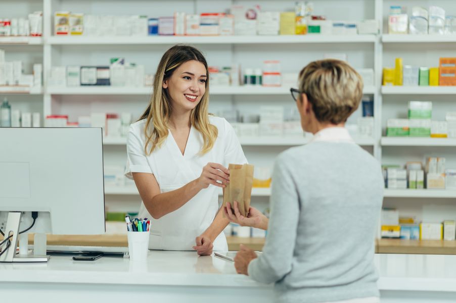 farmaceutica_atendiendo